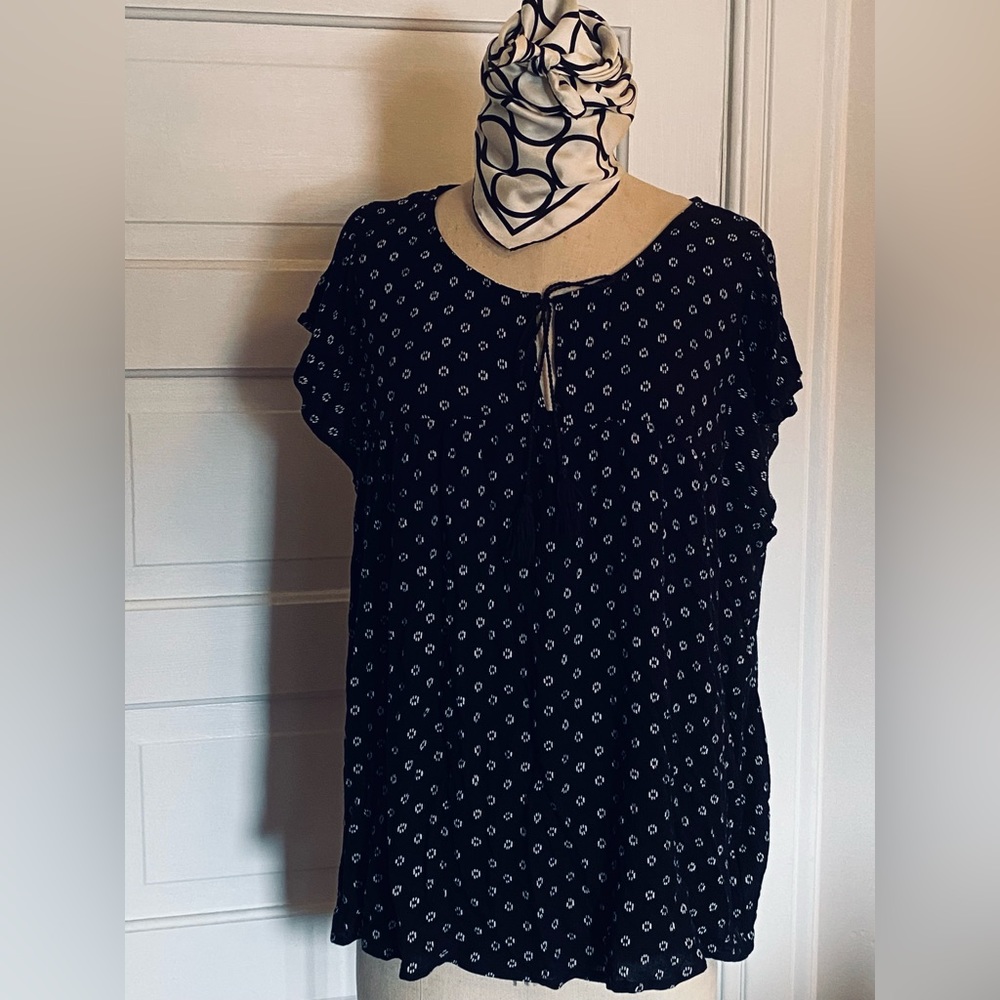 4 / $20 Sale! Gently loved Old Navy XXL black & white print peasant shirt.*